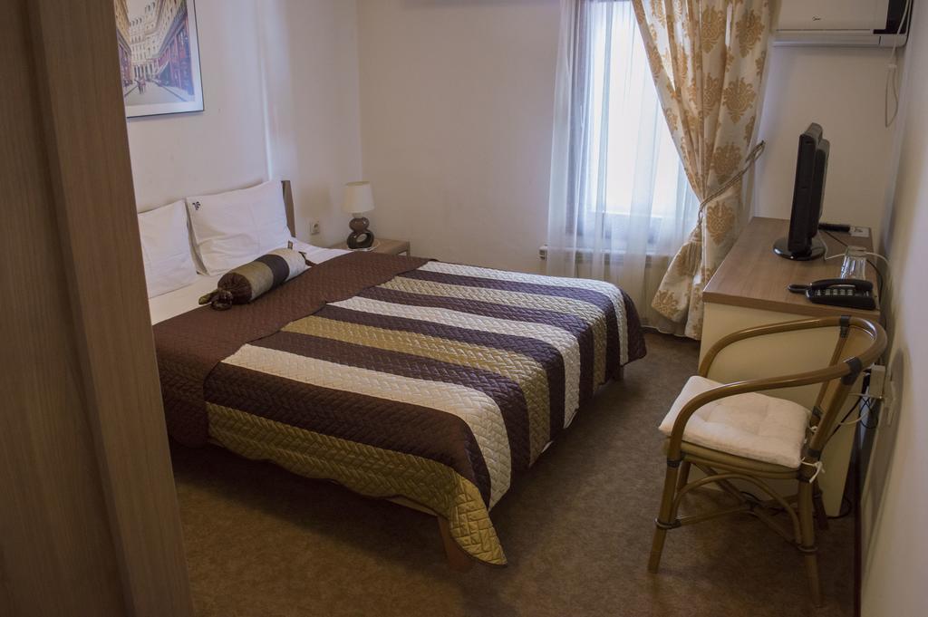 Garni Hotel Family Belgrado Esterno foto