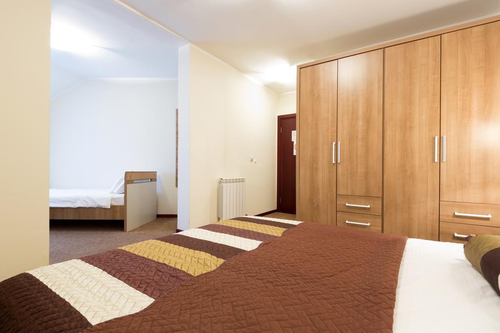 Garni Hotel Family Belgrado Esterno foto