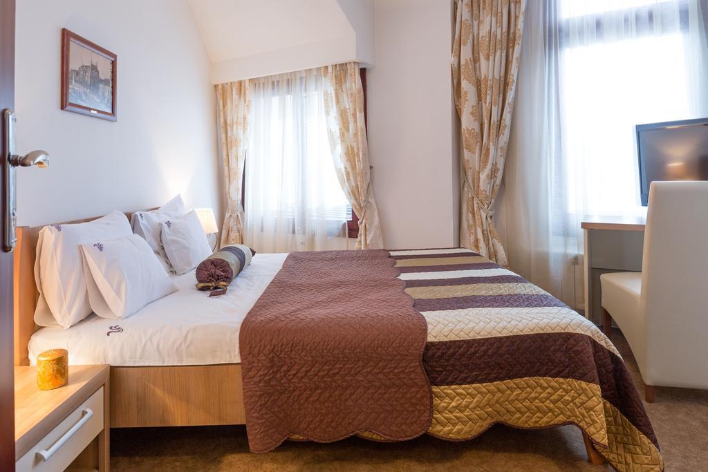 Garni Hotel Family Belgrado Esterno foto