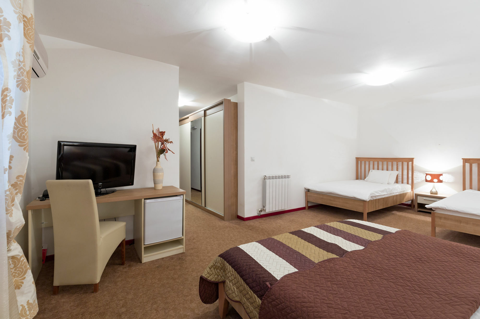 Garni Hotel Family Belgrado Esterno foto