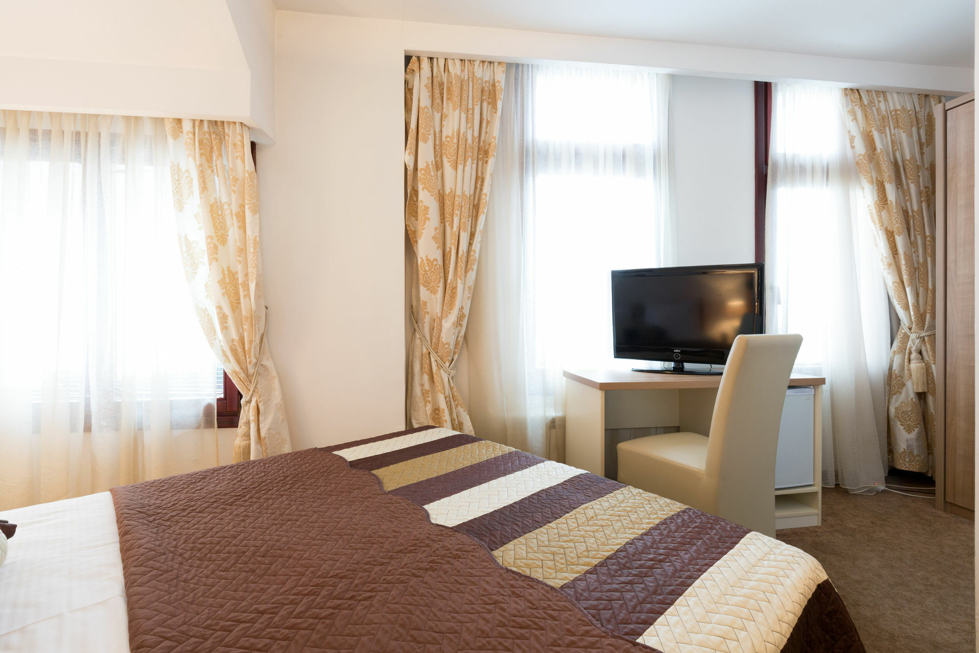 Garni Hotel Family Belgrado Esterno foto